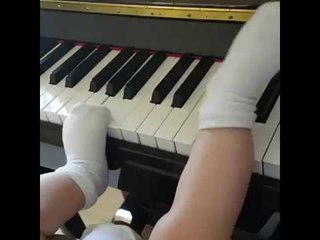 هكذا عزف ابن رامي عياش على البيانو