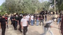 Son dakika haber... İsrail polisi, işgal altındaki Mescid-i Aksa'da baskınları önlemek için nöbet tutan Filistinlilere müdahale ediyor