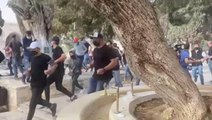 Son Dakika! İsrail polisi, işgal altındaki Mescid-i Aksa'da baskınları önlemek için nöbet tutan Filistinlilere müdahale ediyor