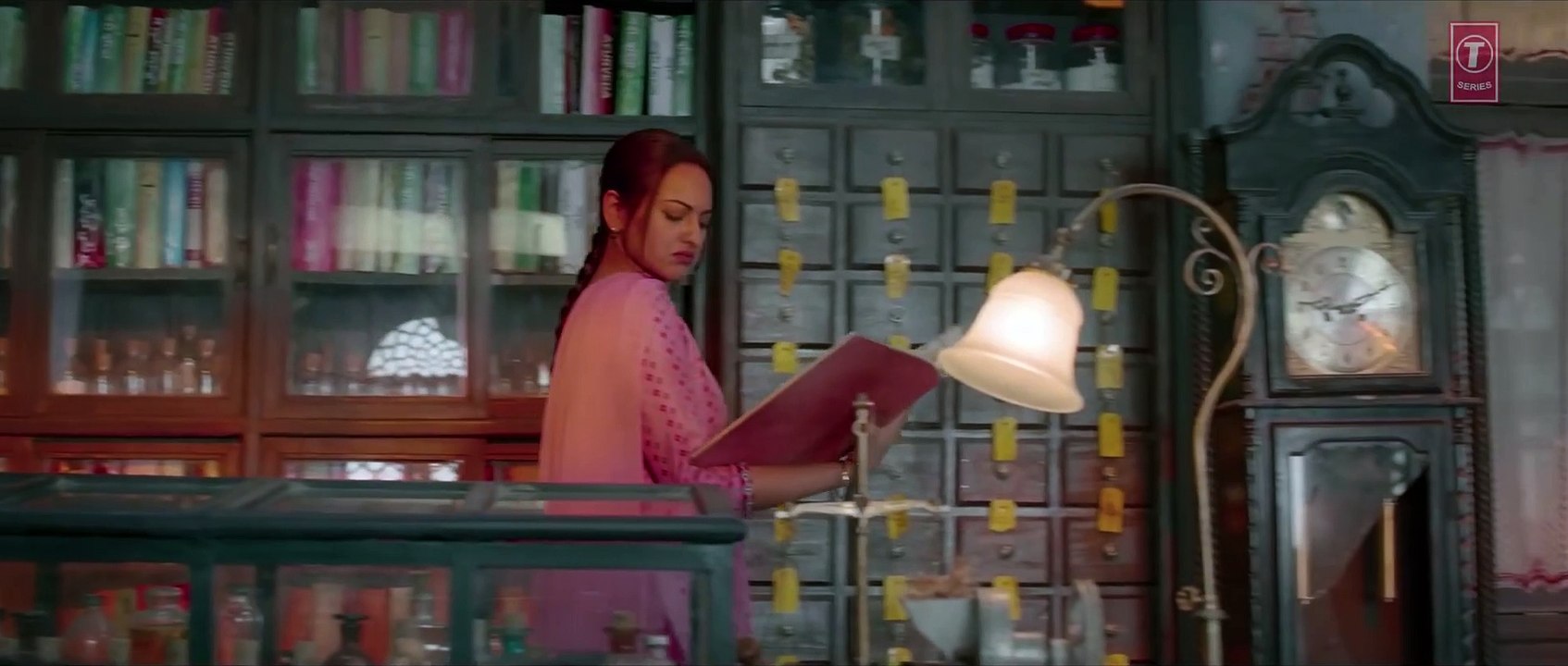 Pyaar Mey Shyama Chit Hua-  Khandaani Shafakhana - Movie Clip