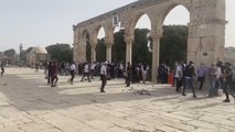 Son dakika haber... İsrail polisi, işgal altındaki Mescid-i Aksa'da baskınları önlemek için nöbet tutan Filistinlilere müdahale ediyor (4)