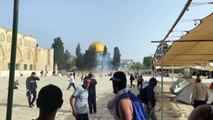 تجدد المواجهات في باحات المسجد الأقصى بين فلسطينيين والشرطة الإسرائيلية