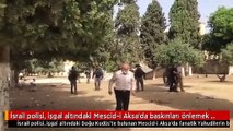 İsrail polisi, işgal altındaki Mescid-i Aksa'da baskınları önlemek için nöbet tutan Filistinlilere müdahale ediyor (8)