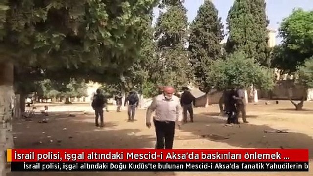 İsrail polisi, işgal altındaki Mescid-i Aksa'da baskınları önlemek için nöbet tutan Filistinlilere müdahale ediyor (8)
