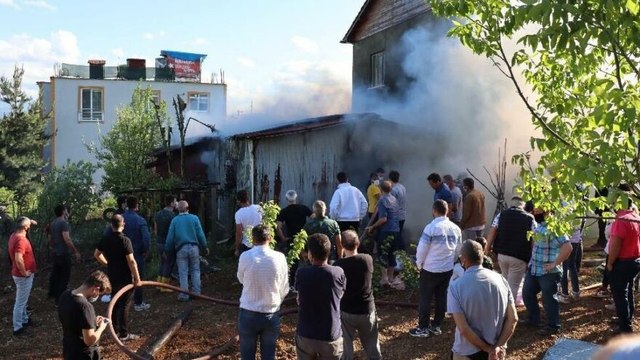 Çakmakla oynayan 5 yaşındaki çocuk evi küle çevirdi