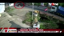 Detik-detik Pengendara Tertabrak & Tertimpa Truk