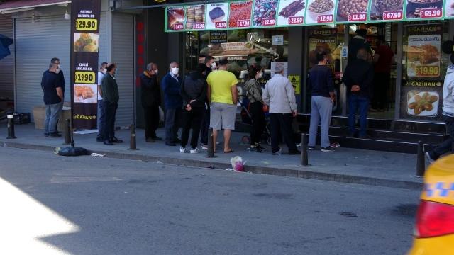 Kartal'da ucuz tatlıyı görenler koronayı unutup kuyruğa girdi