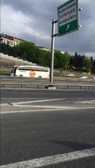 Son dakika haber! TEM OTOYOLU'NDA GERİ GİDEN YOLCU OTOBÜSÜ KAMERADA