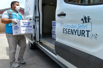 Esenyurt'ta gıda kolisi ve sıcak yemek dağıtımları devam ediyor