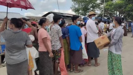 Hayırseverlerden Yangon'daki ihtiyaç sahiplerine gıda yardımı