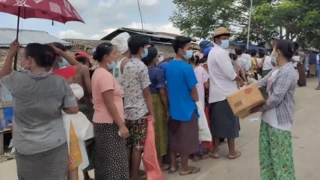 Hayırseverlerden Yangon'daki ihtiyaç sahiplerine gıda yardımı