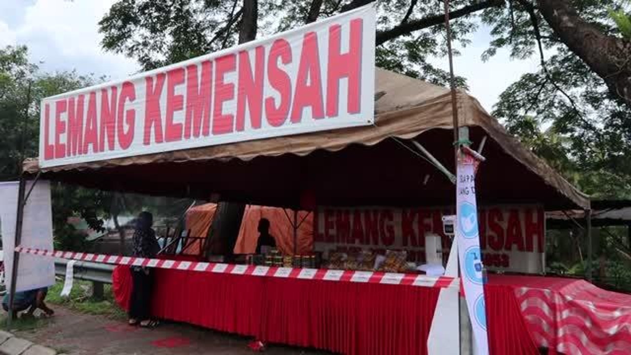 KUALA LUMPUR - Malezya'da Müslümanlar, Ramazan Bayramı'na geleneksel yemek "lemang" ile hazırlanıyor