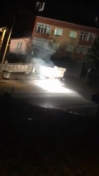 EYÜPSULTAN'DA PATLAYIP ATEŞ SAÇAN ELEKTRİK KABLOLARI MAHALLELİYİ KORKUTTU