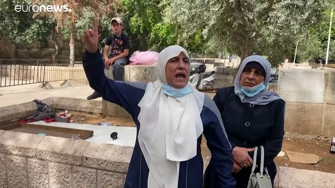 شاهد: مواجهات بين فلسطينيين والشرطة الإسرائيلية في باحات المسجد الأقصى