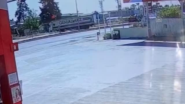 Hhafif ticari aracın tıra çarpma anı güvenlik kamerasına yansıdı