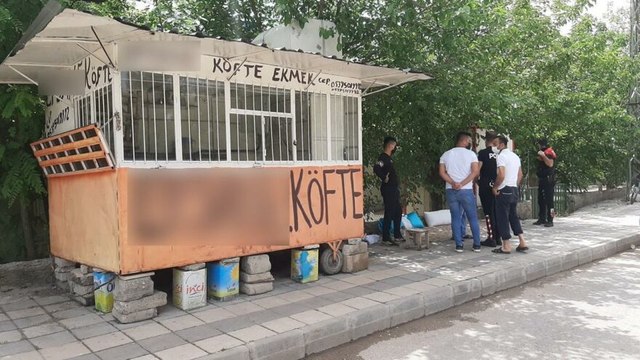 Başkasına ait iş yerini açtı, temizledi ve satış yaptı
