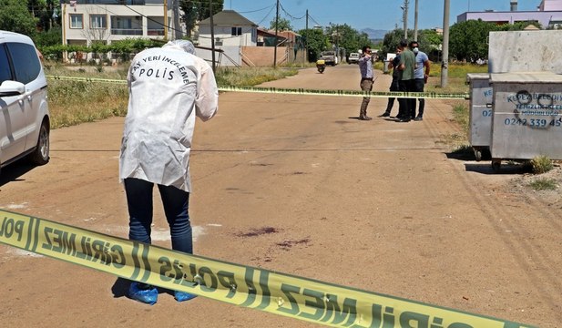 Yaşlı adam, tartıştığı adamı sokak ortasında tüfekle göğsünden vurdu