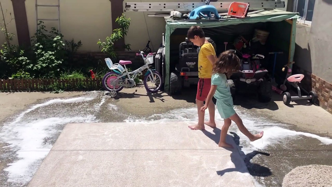 Maya si Antonyo spala covoarele jucandu-se ... hai si tu !