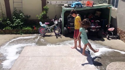 Maya si Antonyo spala covoarele jucandu-se ... hai si tu !