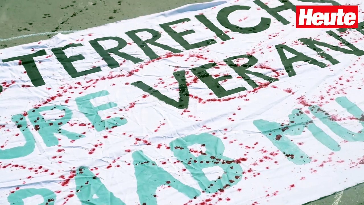 Blut-Protest gegen Frauenmorde vor Bundeskanzleramt