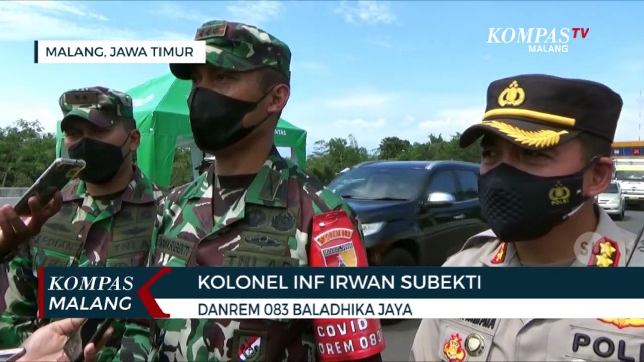 Petugas di Pos Penyekatan Panjat Truk Bak Terbuka, Pastikan Tidak Ada Pemudik Lolos