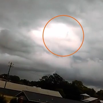 Pendant une tempête, elle filme le ciel et y aperçoit quelque chose… d’étrange !