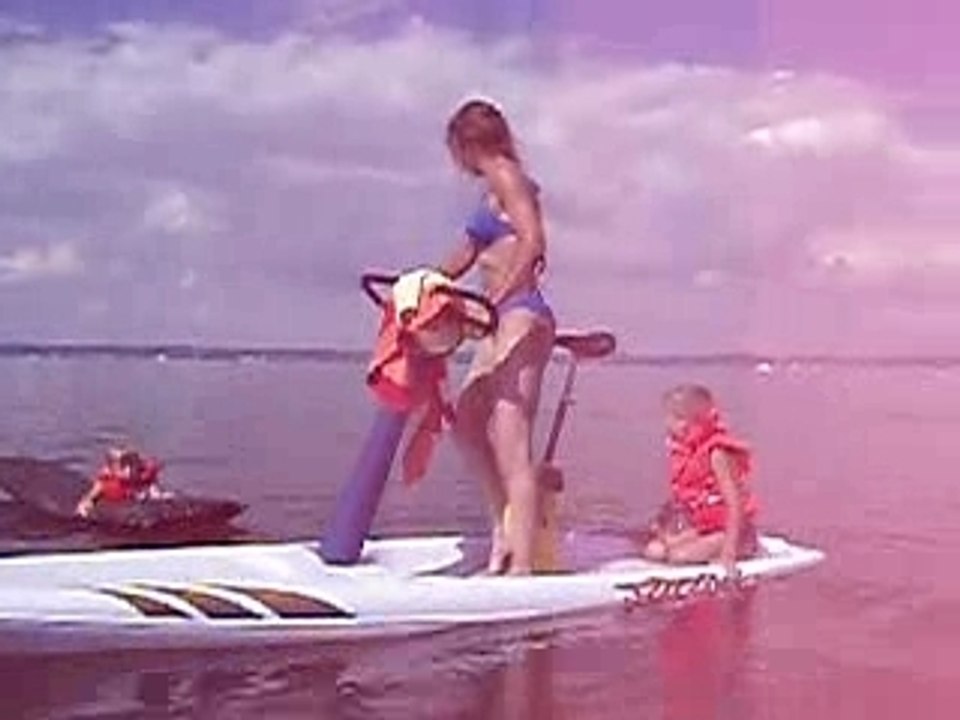 Elena, mama, vaikai su vandens dv