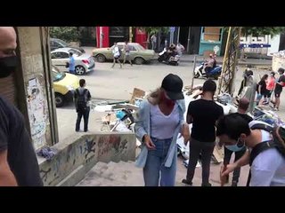 مايا دياب تلم القمامة وتشارك بتنظيف منطقة مار مخايل بعد حادثة مرفأ بيروت