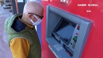 Emekli maaşını çektiği ATM'nin haznesinde paraları unutunca saniyeler içinde çalındı