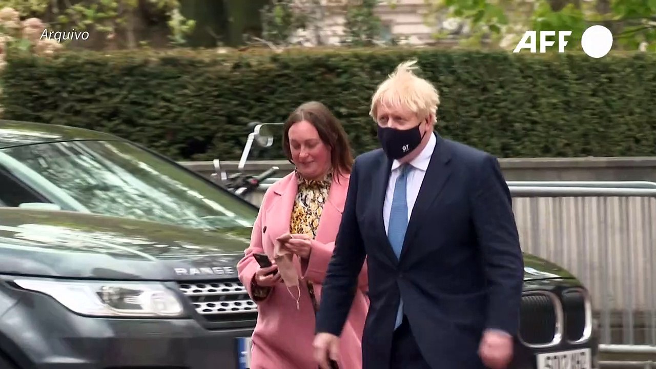 Johnson é investigado por férias luxuosas