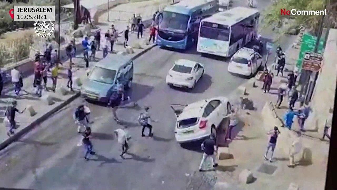 Palesztin tüntetők közé hajtott autójával egy izraeli férfi Kelet-Jeruzsálemben