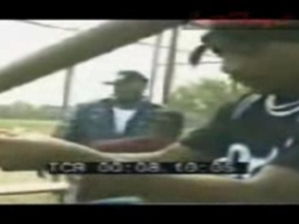 Tupac roule un joint