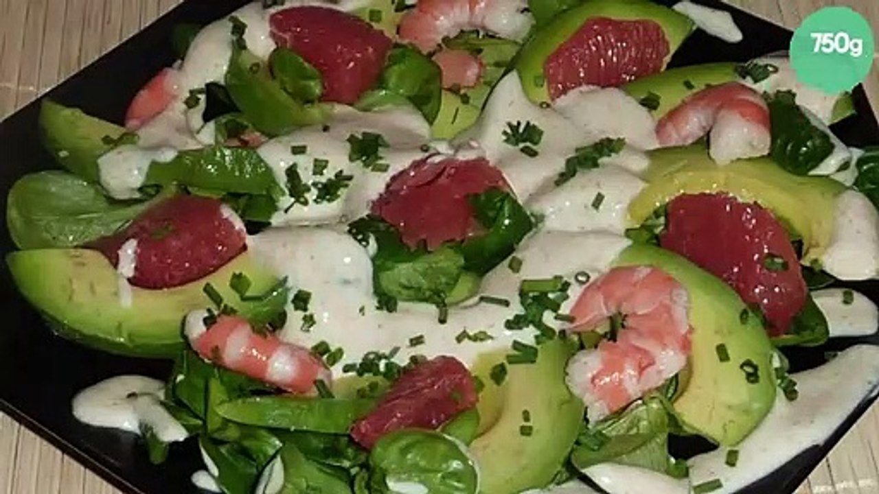 Petite salade de mâche aux crevettes, avocat et pamplemousse