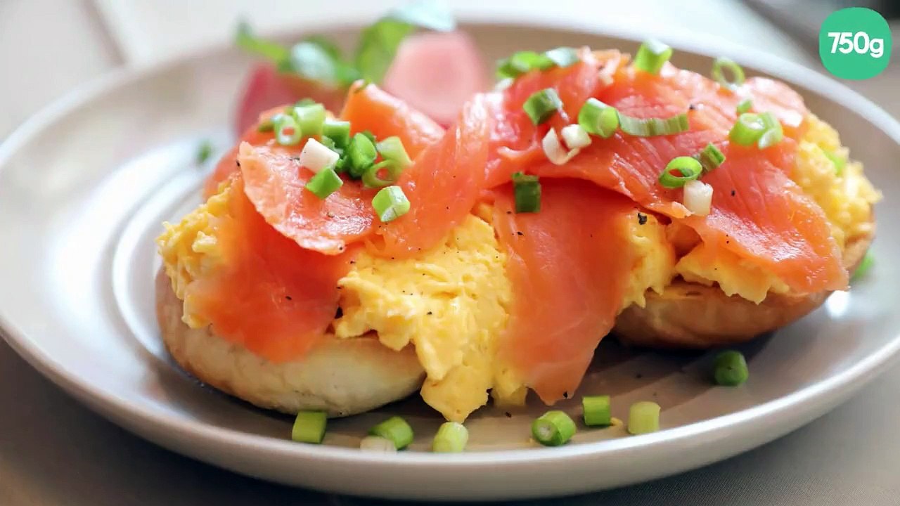 Œufs brouillés au saumon fumé