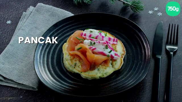 Pancakes aux herbes, crème fouettée et saumon fumé