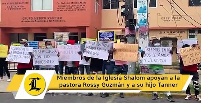 Personas se manifiestan en apoyo a la pastora Rossy Guzmán frente al Palacio de Justicia