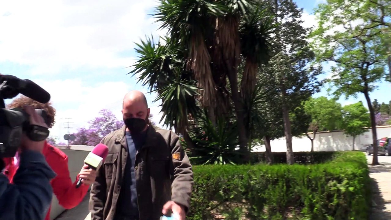 Antonio Tejado llega al Tanatorio por su padre