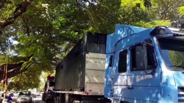 Caminhão que transportava containers enrosca em fios de telefone na Presidente Kennedy