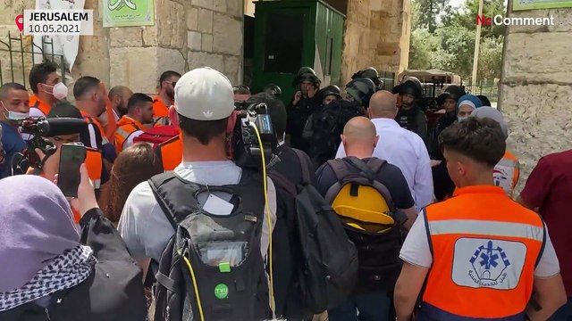شاهد: تجدد المواجهات في باحة المسجد الأقصى بعد اقتحام جديد للشرطة الإسرائيلية