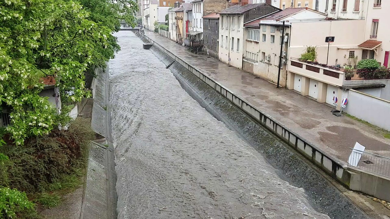 Le courant de l'Yzeron commence à devenir puissant à Oullins