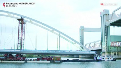 200 metrelik köprü Rotterdam kanallarında yüzdürüldü