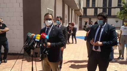 El alcalde de Lorca y el presidente de la Región de Murcia durante la entrega de pisos a familias damnificadas por los terremotos.