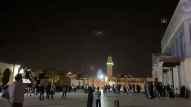 Son dakika haber | İsrail polisi yeniden Mescid-i Aksa'daki cemaate saldırdı (4)