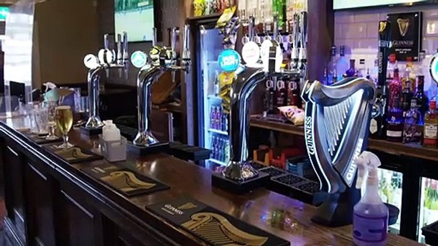 Reino Unido reduz alerta por covid-19 e suspende mais restrições