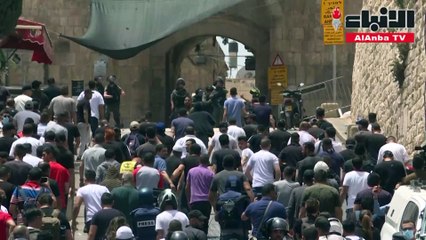 تجدد المواجهات في باحات المسجد الأقصى وإطلاق صواريخ من غزة في اتجاه اسرائيل