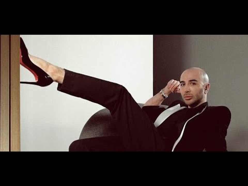 نجم لبناني عالمي يصدم الجميع بظهوره بالكعب العالي كالنساء!! ويضع المكياج على وجهه بطريقة خيالية!