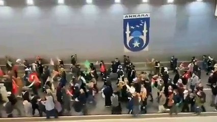 'Kudüs Gönüllüleri' adlı bir grup, kısıtlamaya rağmen Ankara'da yürüyüş gerçekleştirdi ardından bir alanda toplanıp sloganlar attı