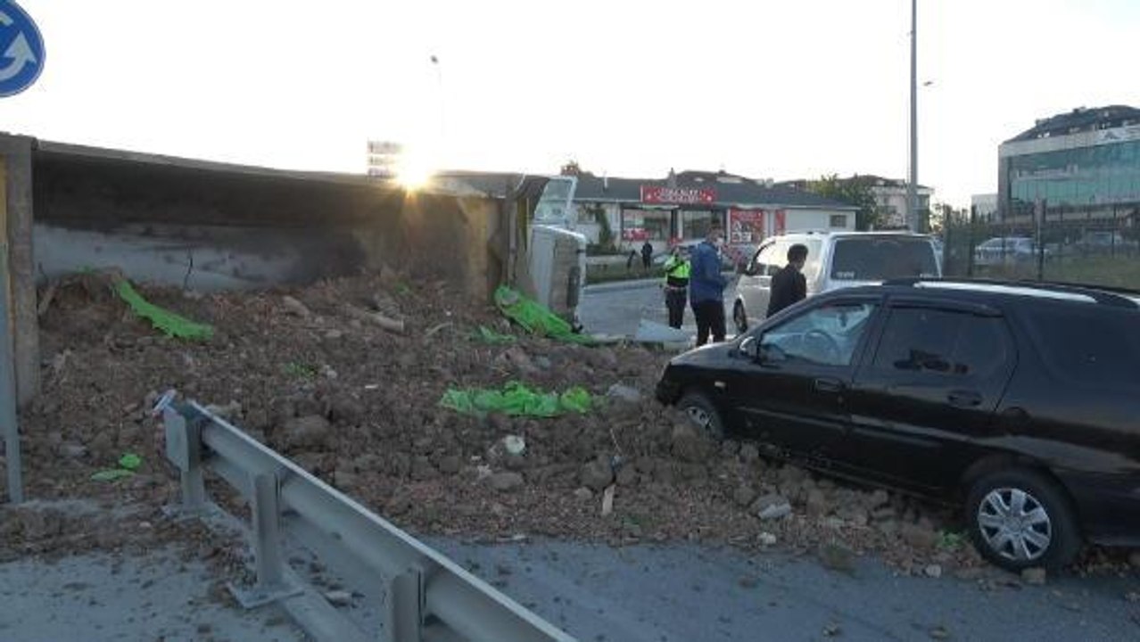 ARNAVUTKÖY'DE HAFRİYAT KAMYONU DEVRİLDİ, OTOMOBİL KAMYONUN ALTINDA KALMAKTAN BİRKAÇ METRE İLE KURTULDU