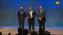 Laporta recoge el premio al Barça femenino por ganar la Champions