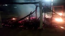 Por medio de sus redes sociales, la comunidad compartió un video de cómo sujetos quemaron su espacio de reuniones durante la madrugada.